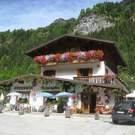 Affittacamere Pizzeria Marmolada Рока Пиеторе Екстериор снимка